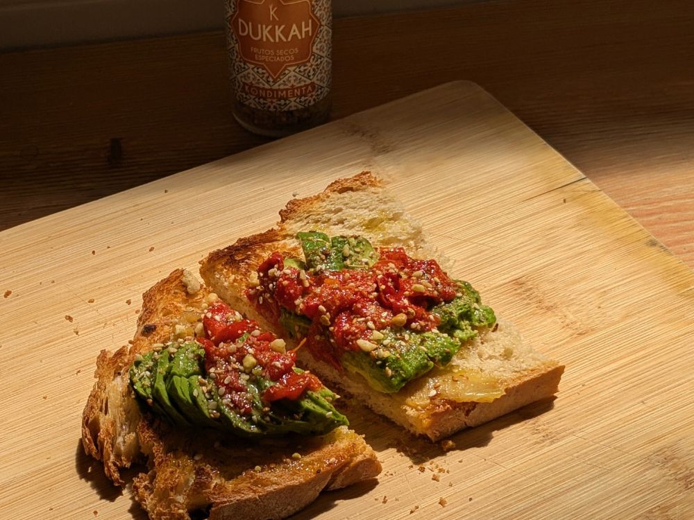 Tostada con aguacate, ajos asados y Dukkah