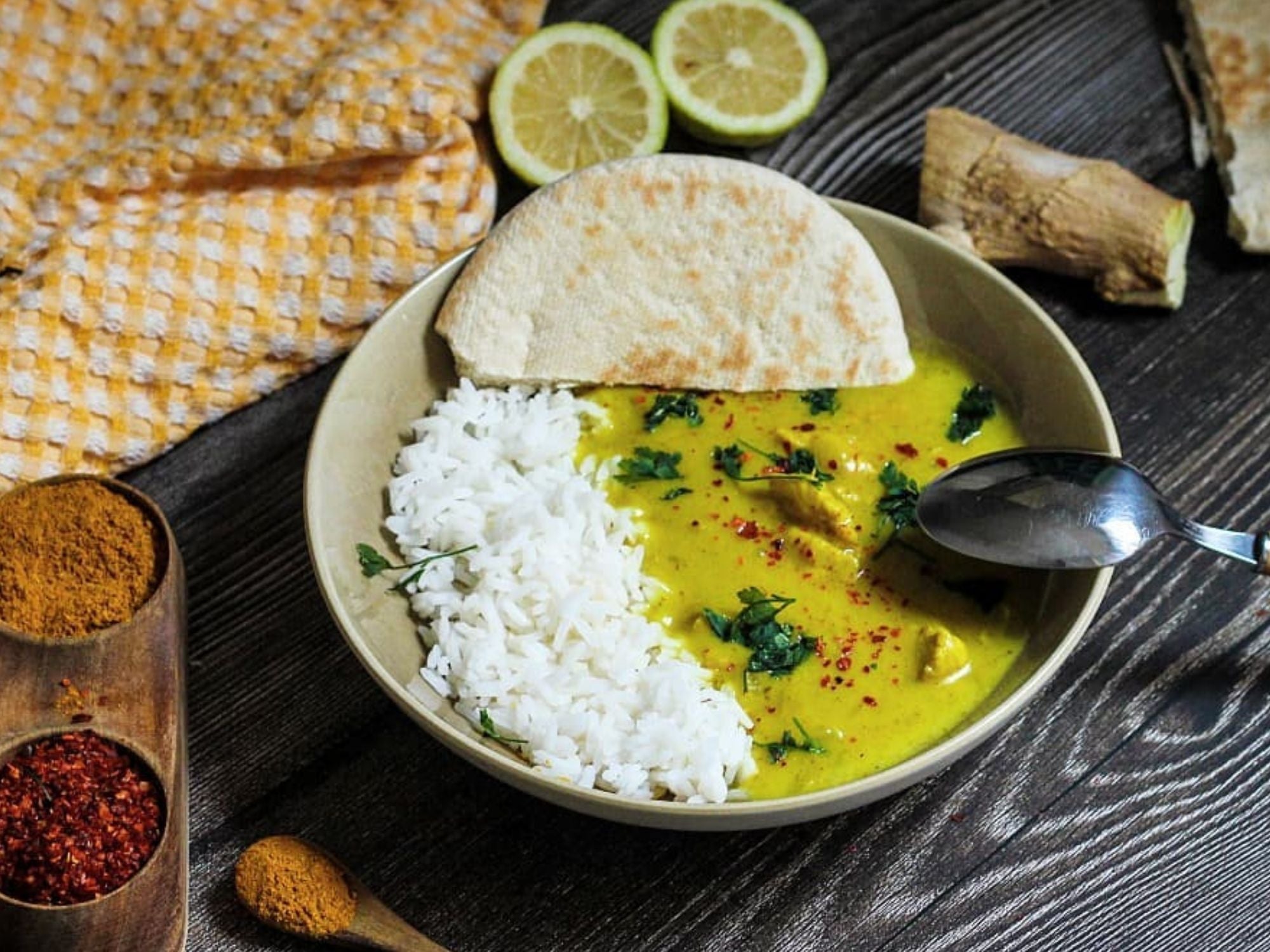 Curry de pollo con leche de coco y chili flakes