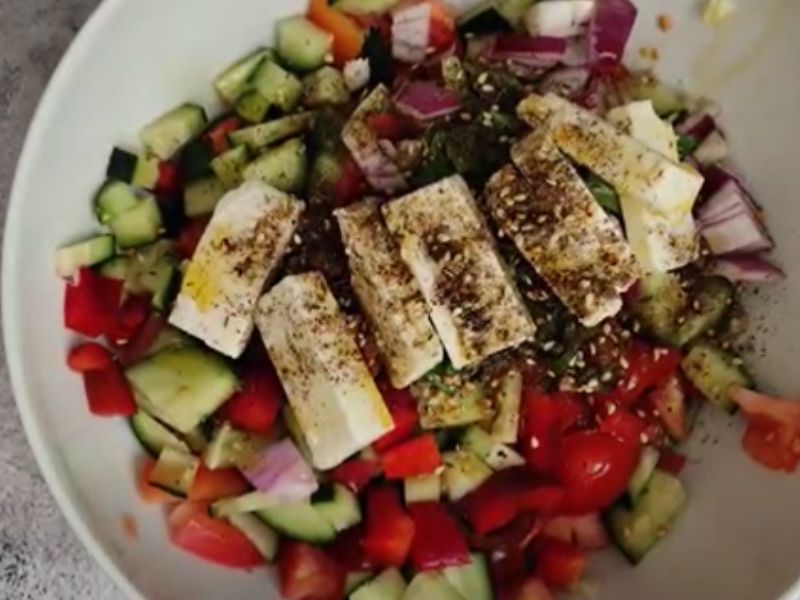 Ensalada Zatar con tomates cherry y pepino