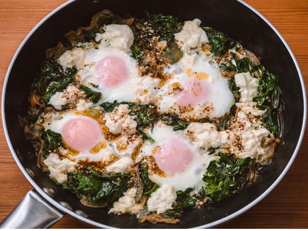 Huevos con puerro, espinacas y zatar