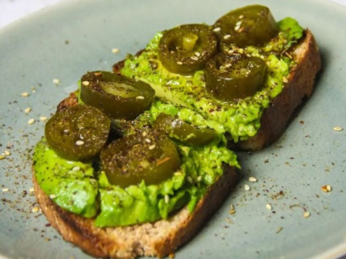 aguacate con zaatar y jalapeños