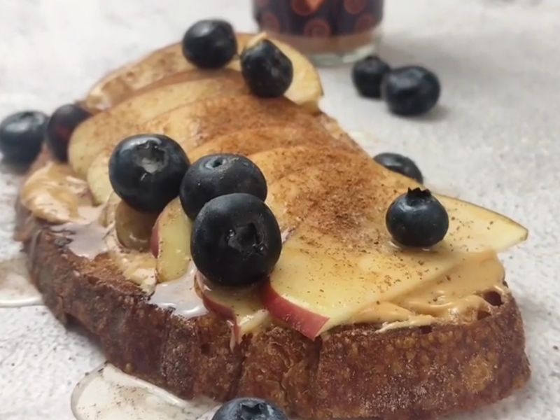 Tosta crema de cacahuete y manzana