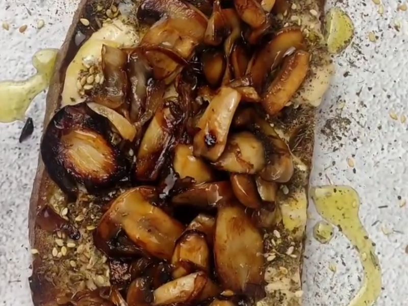 Tosta de hummus con setas y Zatar