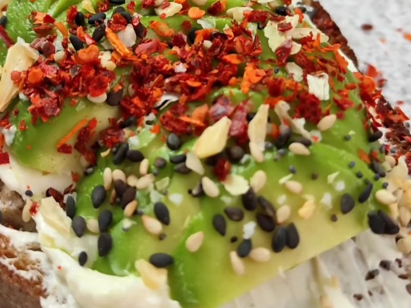 Tostada de Aguacate con queso crema